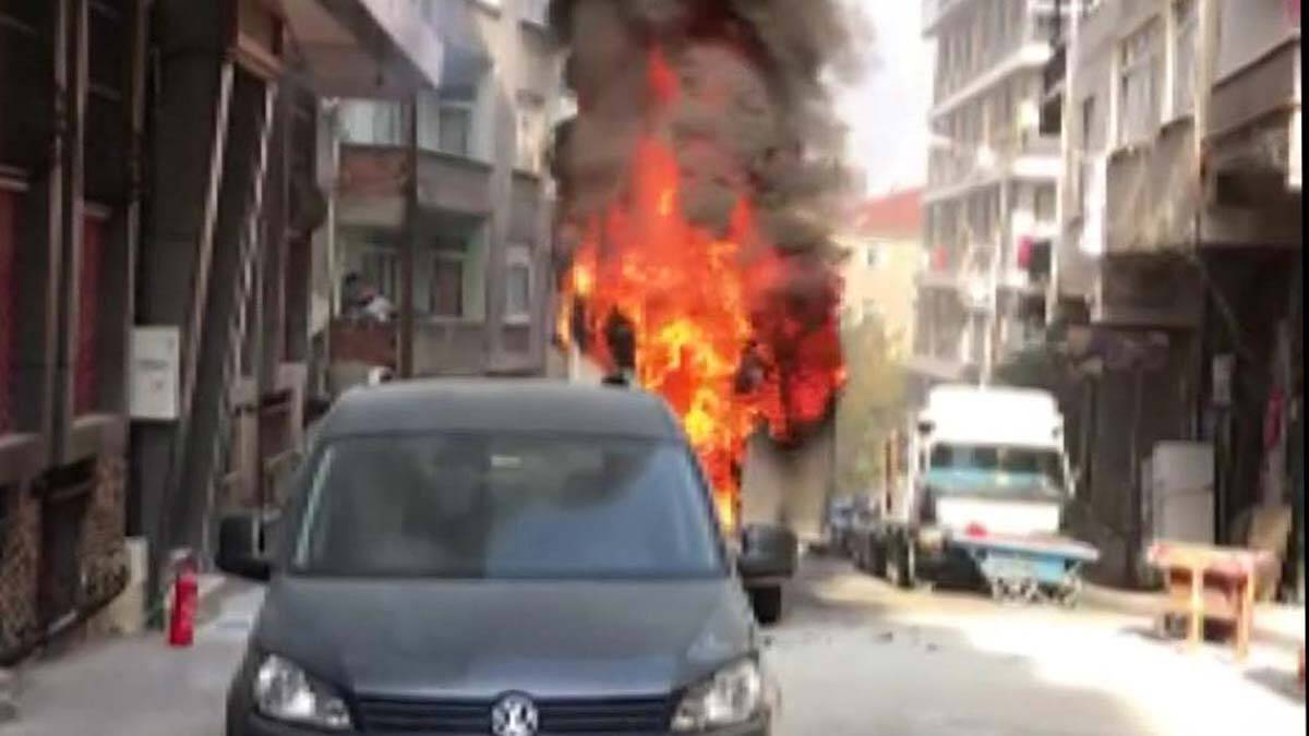 İstanbul'da cips dağıtım kamyoneti alev alev yandı