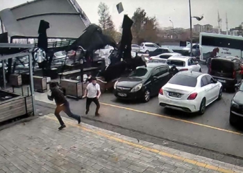 İstanbul'da lodos nedeniyle 2 kişi öldü