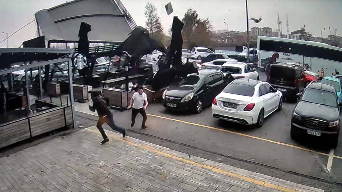 İstanbul'da lodos nedeniyle 2 kişi öldü