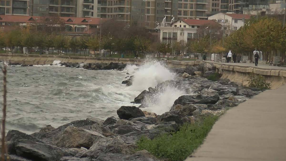 İstanbul'da lodosta büyük dalgalar görüldü