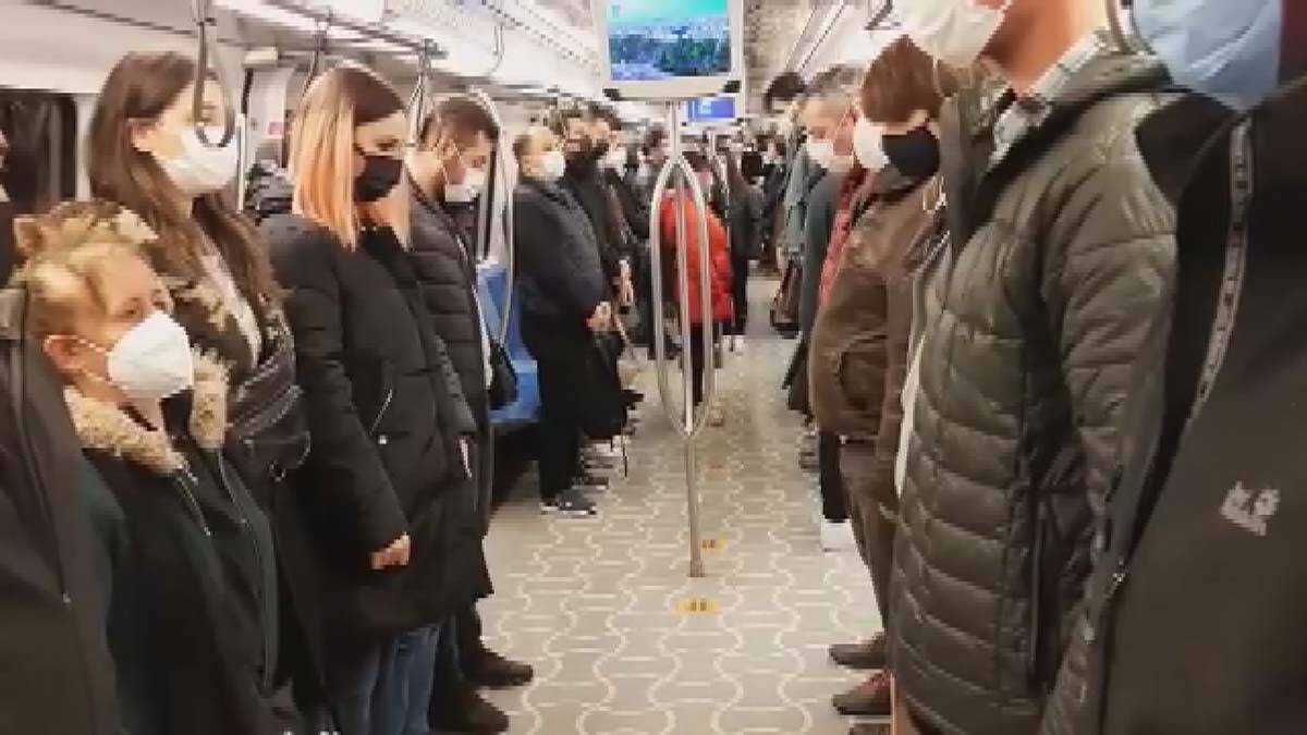 İstanbul'da metroda 09:05'te saygı duruşu