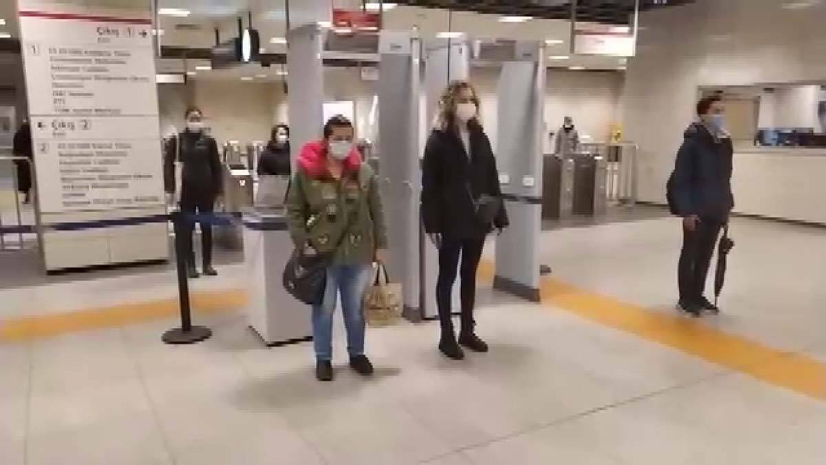 Yaklaşık 55 bin İstanbullunun katıldığı 1 dakikalık saygı duruşu, duygu dolu anlara sahne oldu