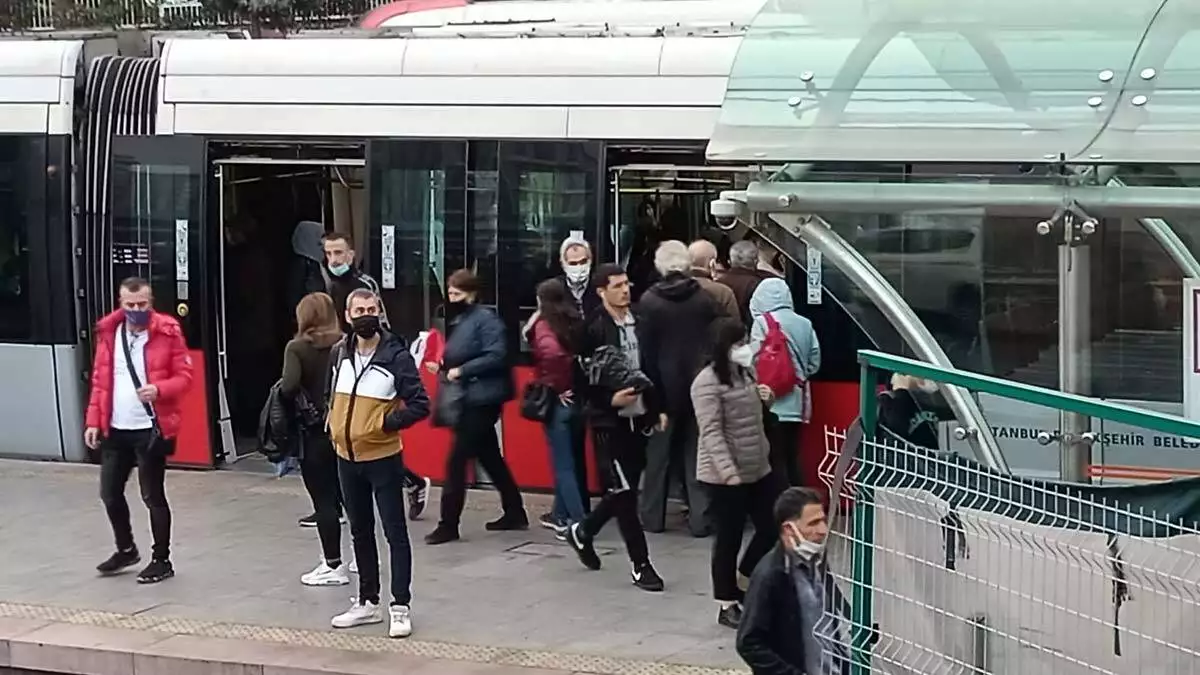 Metrobüs duraklarında yolcular yoğunluktan inmek ve binmekte zorluk yaşadı