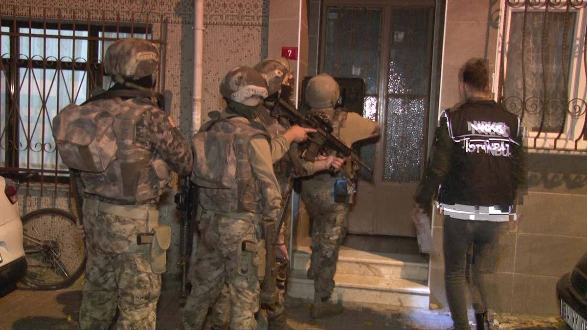 İstanbul'da uyuşturucu satıcılarına operasyon 25 gözaltı
