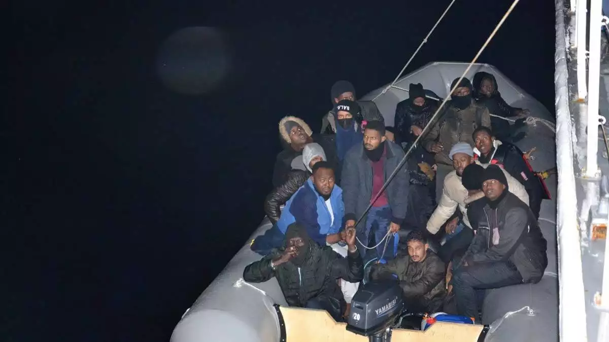 Lastik botta mahsur kalan 62 göçmen, ekiplerin müdahalesi ile kıyıya çıkartıldı.