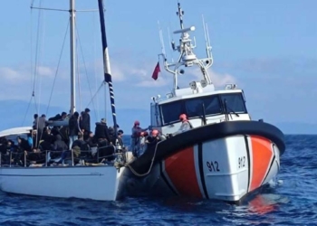 İzmir açıklarında geri itilen 274 göçmen kurtarıldı