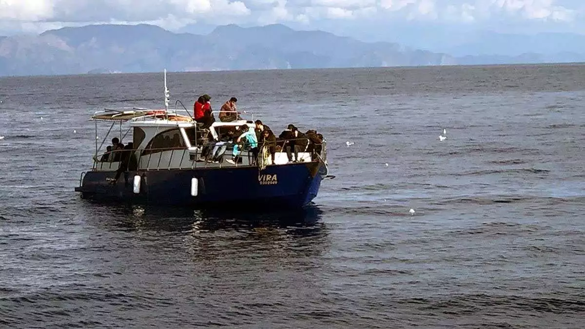 Yunanistan’ın rodos adası’na götürmek için kaçak göçmenlerle 2 bin euro karşılığında anlaştığı iddia edilen gözaltındaki 1 kişinin sorgusunun devam ettiği öğrenildi.  