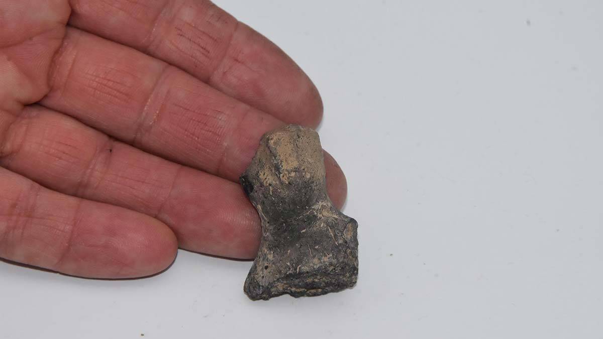 " Figürün baş kısmı. Batıda bunun 'kilya' denilen tipleri var. Bu pişmiş topraktan yapılmış, Kiklad tipi dediğimiz bir figürün başı"