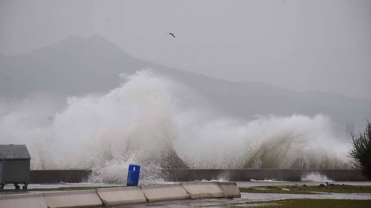 İzmir'de fırtınada deniz taştı; seferler durduruldu