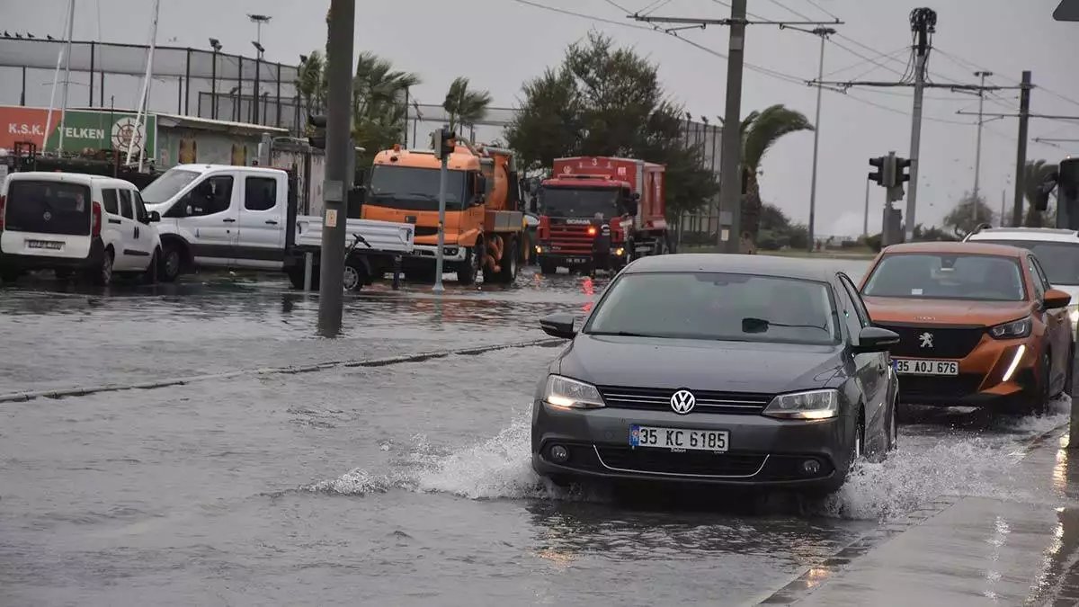 İzmir büyükşehir belediyesi ekipleri, itfaiye araçları ve su tankerleriyle bölgedeki suları temizlemek için çalışma başlattı