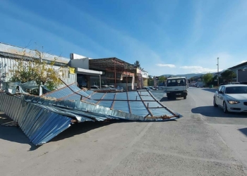 İzmir'de kuvvetli rüzgarda iş yerinin çatısı uçtu