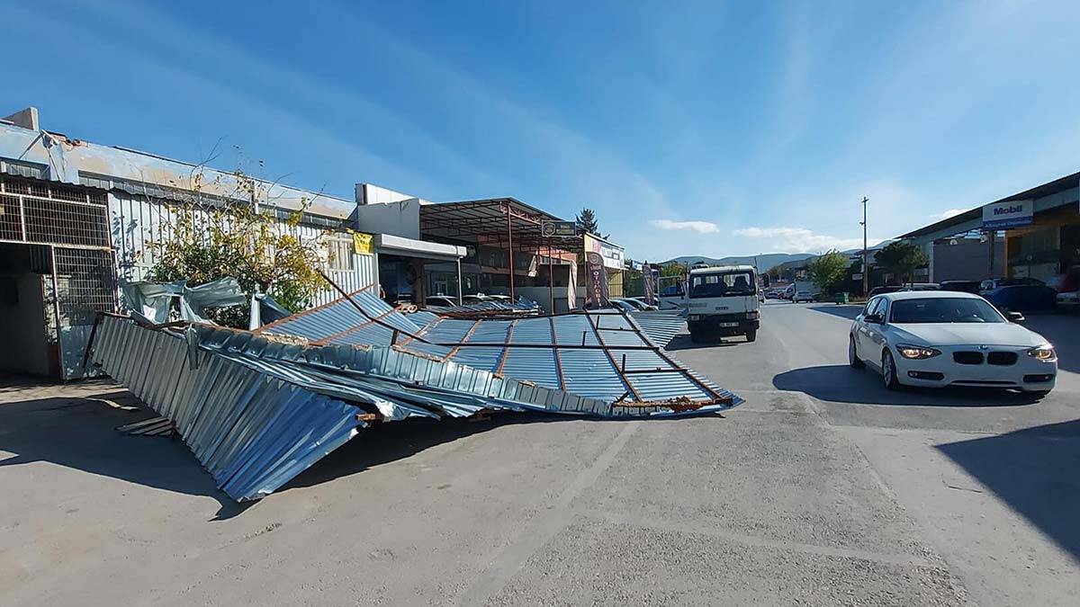 İzmir'de kuvvetli rüzgarda iş yerinin çatısı uçtu