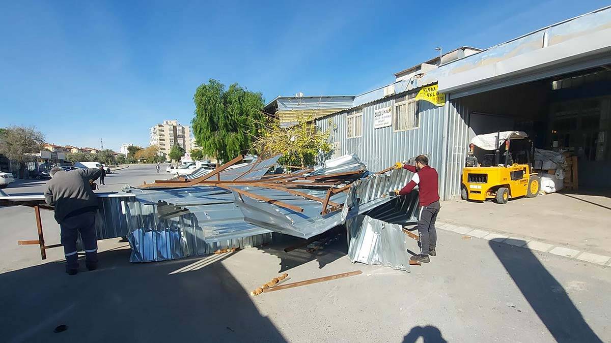 Çatı hemen arkada bulunan 129/13 sokağa düştü. Sokakta kimsenin olmaması olası faciayı önledi