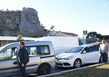 İzmir'de saat 09:05'te hayat durdu