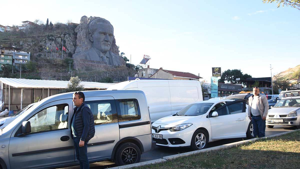 İzmir'de saat 09:05'te hayat durdu