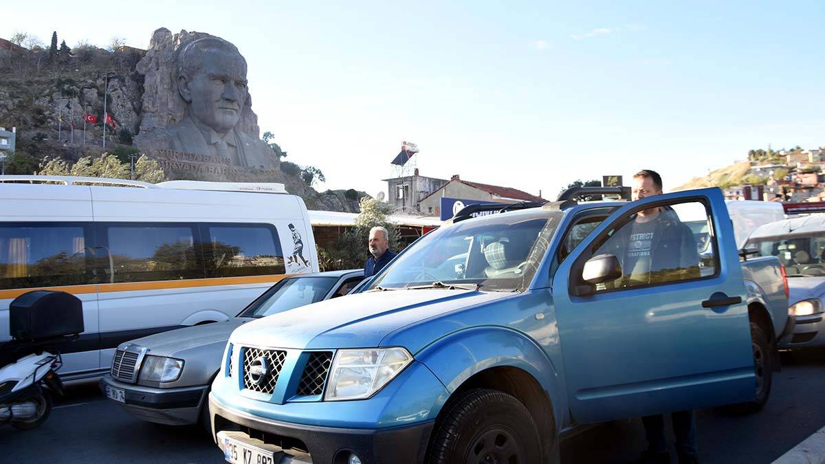 Mustafa Kemal Atatürk'ün ebediyete intikalinin 83'üncü yıl dönümünde, saat 09.05'te hayat durdu