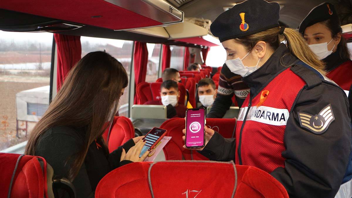 Jandarma ekipleri yolculara KADES'i tanıttı