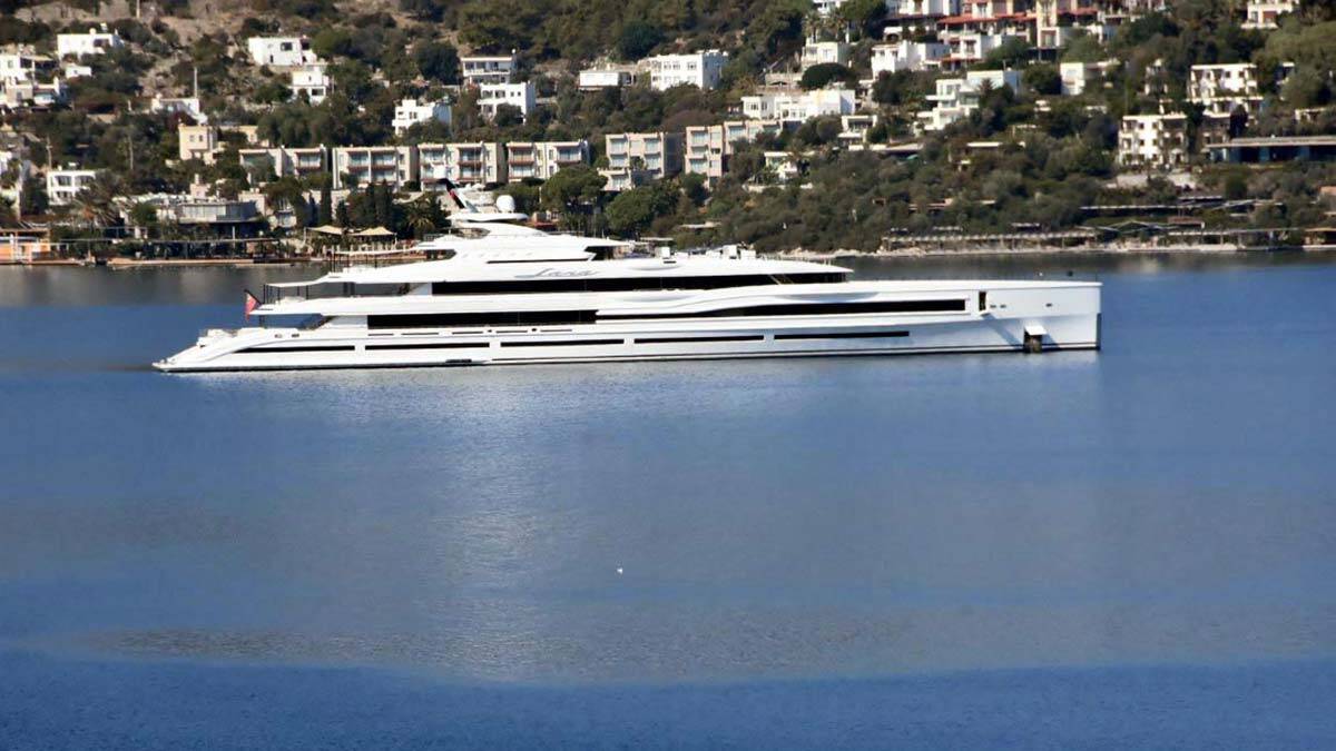 Yatta 2 helikopter pisti, 1 helikopter, 10 VIP oda, havuz ve jakuzi bulunuyor