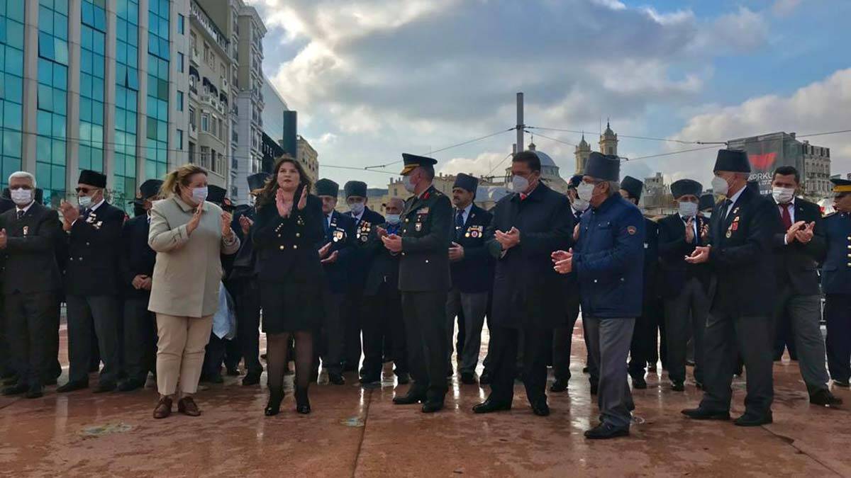 Törende saygı duruşu ve İstiklal marşının okunmasının ardından Kıbrıs marşları çalındı
