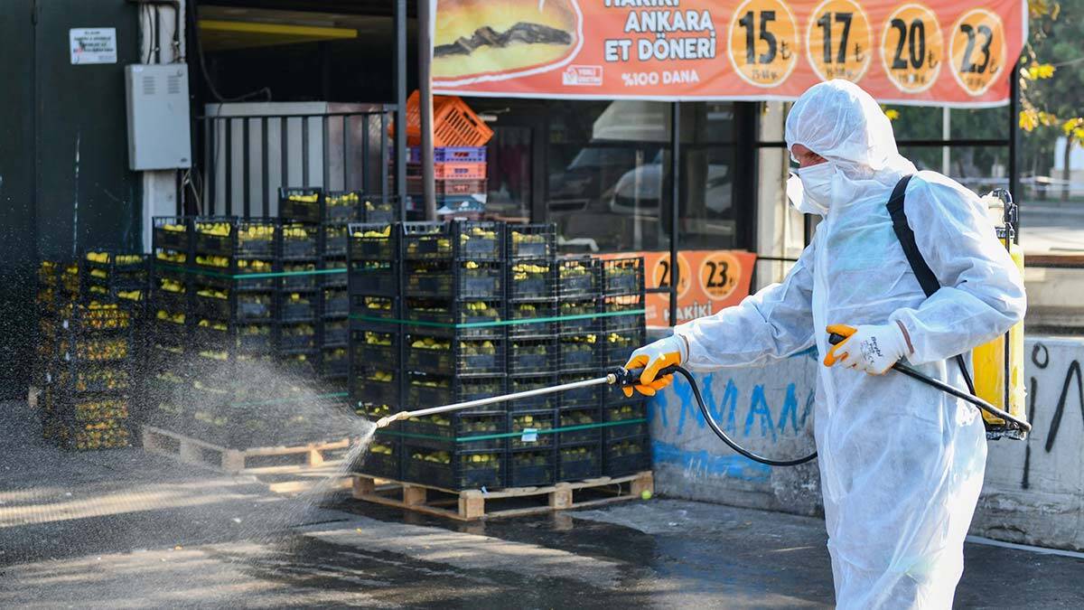 Ankara Büyükşehir Belediyesi, Ankara Toptancı Hali'nde temizlik ve ilaçlama çalışmalarını aralıksız sürdürüyor.
