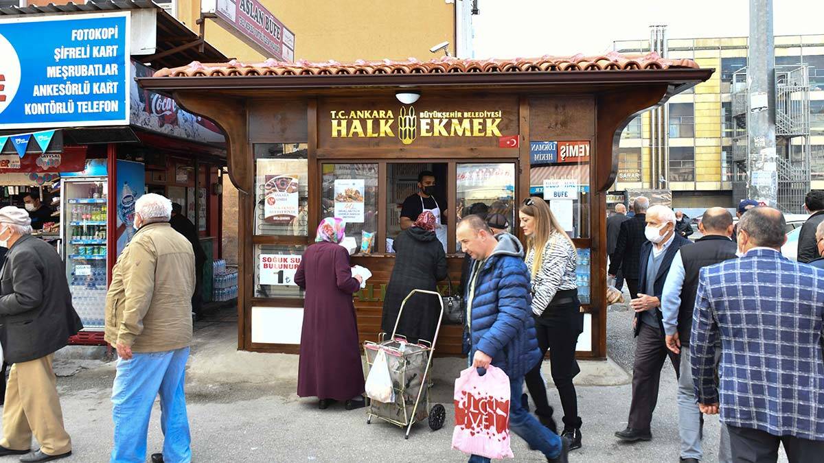 Ankara Büyükşehir Belediyesi Halk Ekmek'ten Ulus'a ahşap büfe, Büyükşehir tarihi dokuya uygun olarak tasarladığı yeni ekmek büfeleriyle nostalji yolculuğuna çıkardı.