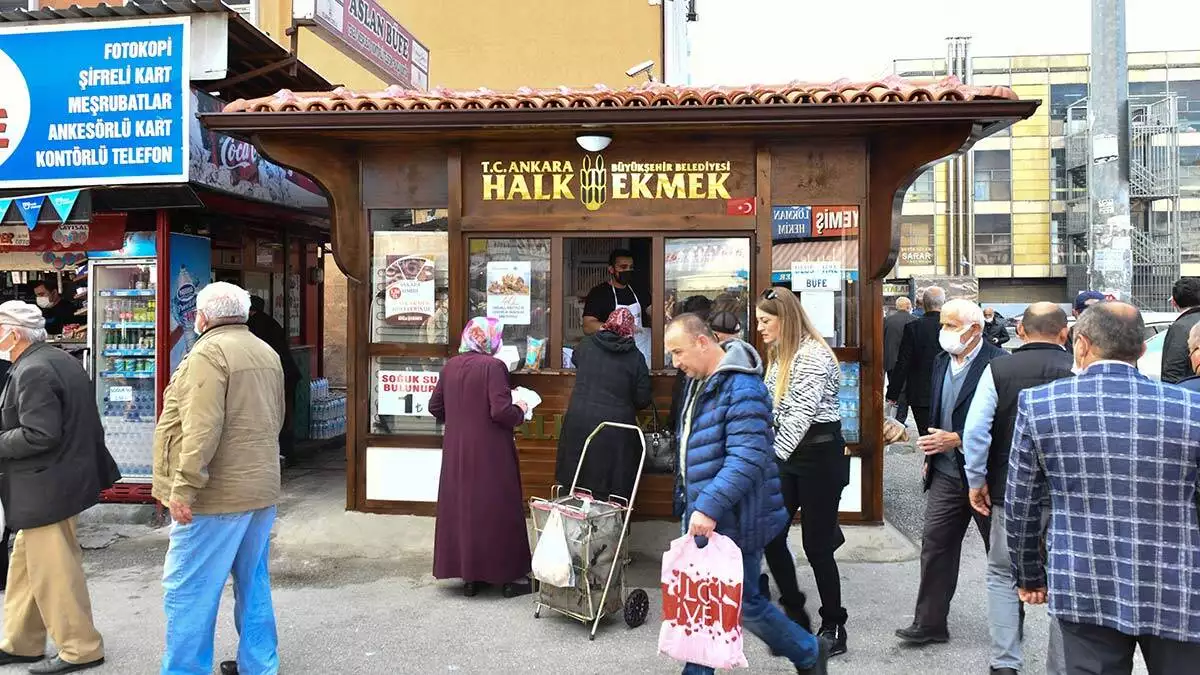 Ankara büyükşehir belediyesi halk ekmek'ten ulus'a ahşap büfe, büyükşehir tarihi dokuya uygun olarak tasarladığı yeni ekmek büfeleriyle nostalji yolculuğuna çıkardı.