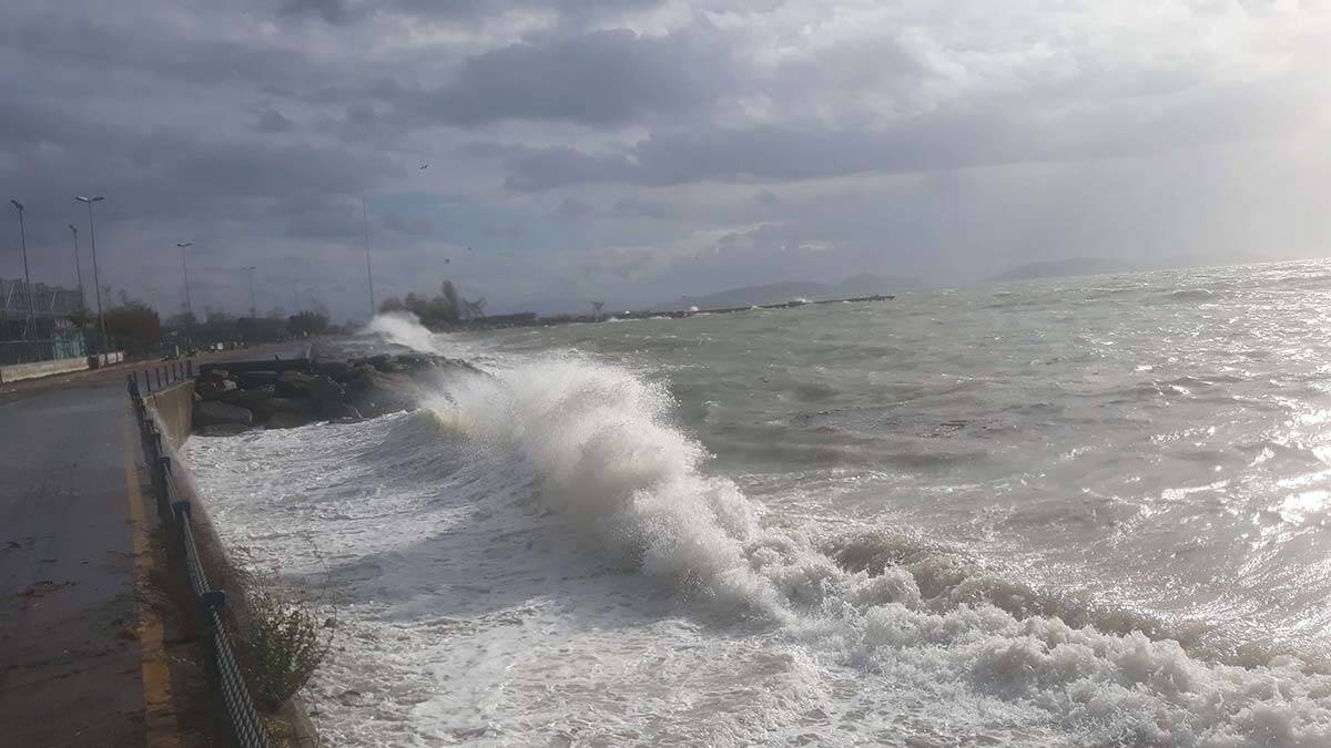 Kadıköy'de lodos dev dalgalara neden oldu