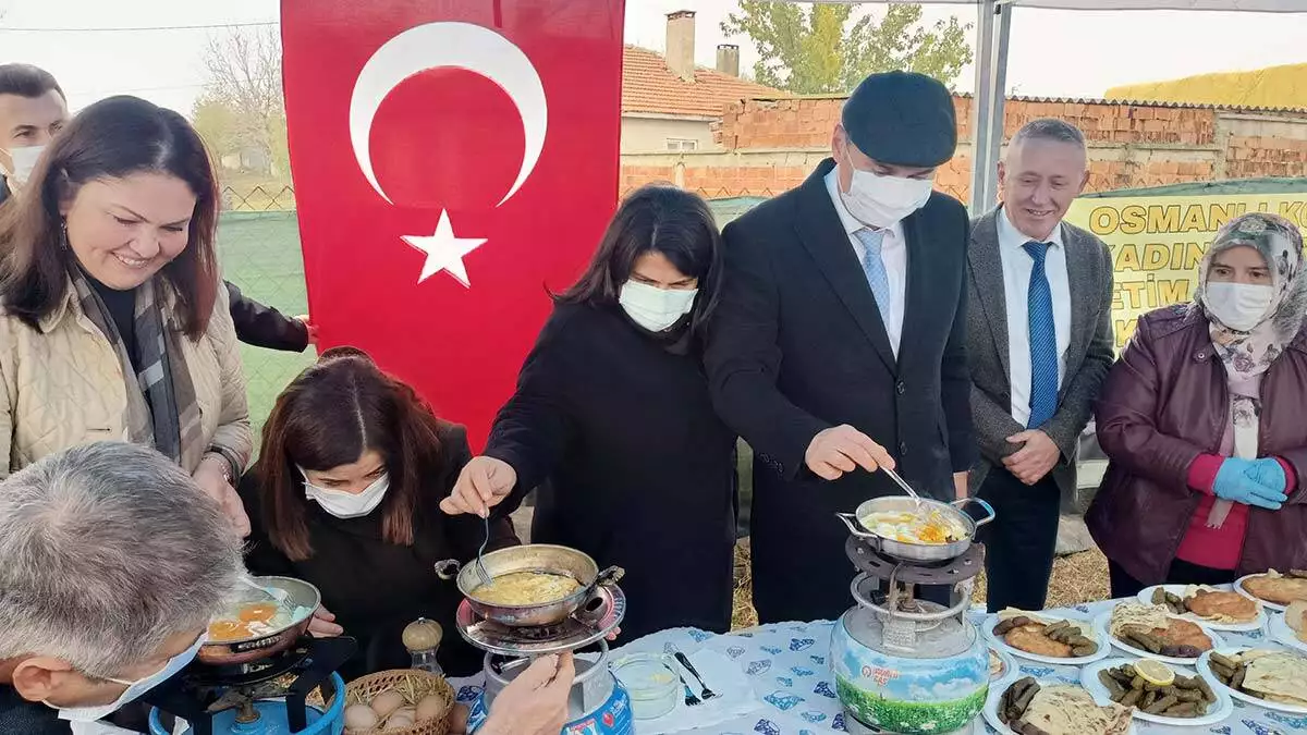 Vali canalp ve protokol daha sonra kadın kooperatiflerinin yaptığı lezzetleri tadarken, üretilen yumurtaları da tavada pişirdi