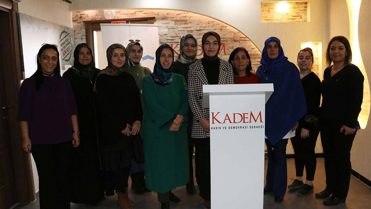 " Şiddeti besleyen, sürekliliğini sağlayan davranışlar konusunda kadın erkek herkeste bir farkındalık oluşturulması hedefleniyor"