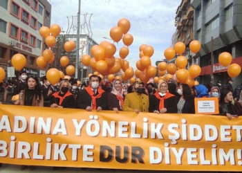Kadına şiddete dikkat çekmek için balon uçurdular