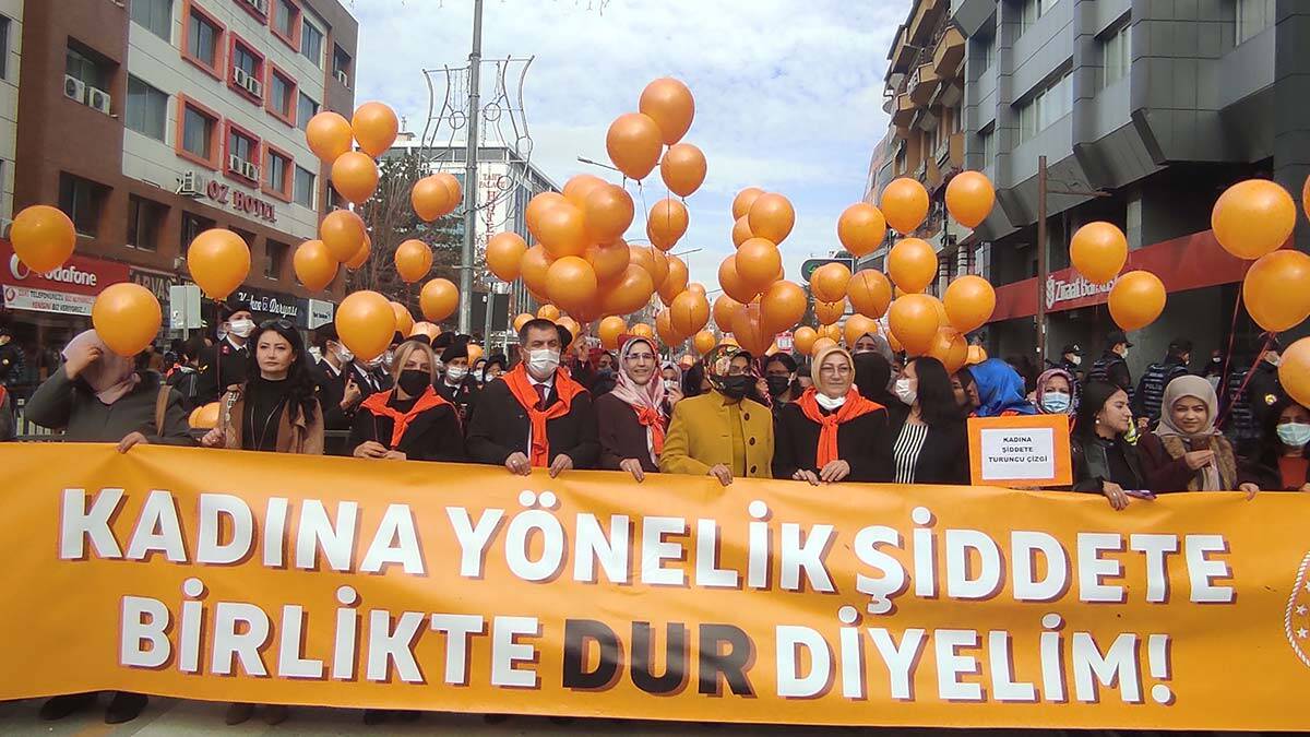 Kadına şiddete dikkat çekmek için balon uçurdular
