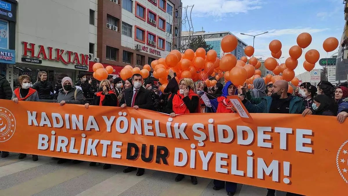 Şiddet sonucu hayatını kaybedenler kadınlar için de 1 dakikalık saygı duruşunda bulunuldu