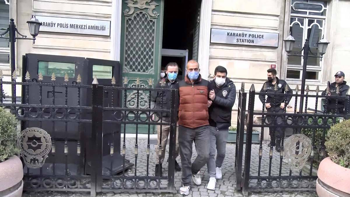 Olay yerine gelen Beyoğlu İlçe Emniyet Müdürlüğü'ne bağlı polis ekipleri pasaj çevresinde güvenlik önlemi aldı