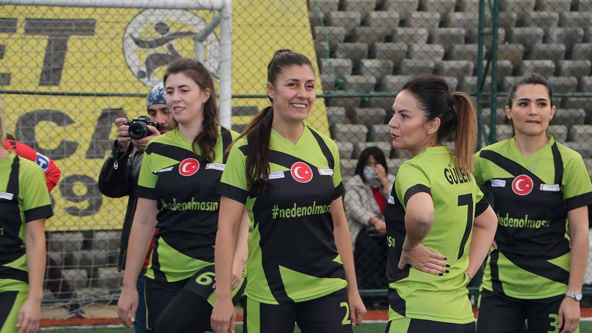 Kadınlar 'Neden Olmasın' sloganı ile halı sahada