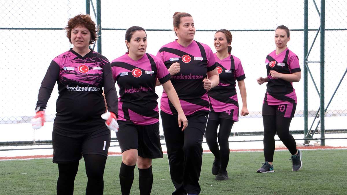 Kadınların final maçı 1-1 sonuçlanınca penaltı atışlarıyla rakibini 5-4 yenen 'Bayan Münih' turnuvanın şampiyonu oldu