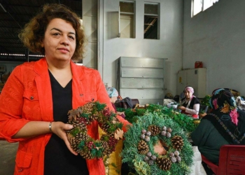 Kadınların ürettiği noel çelenkleri ihraç ediliyor
