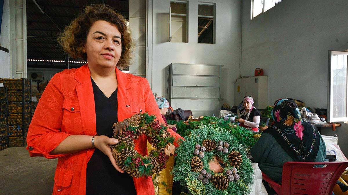 Kadınların ürettiği noel çelenkleri ihraç ediliyor