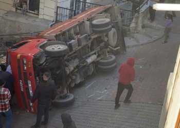 Kağıthane'de kamyon devrildi