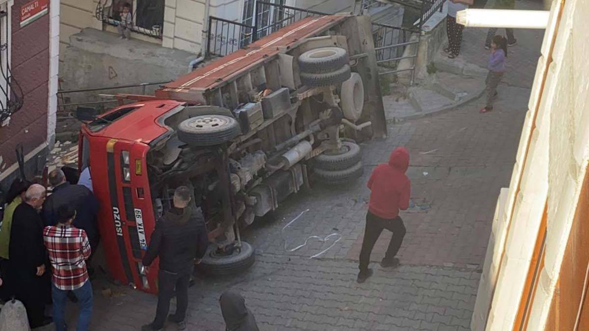 Kağıthane'de kamyon devrildi