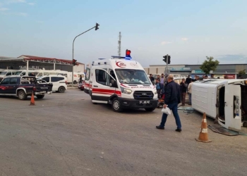 Kamyonet ile minibüs çarpıştı: 10 yaralı