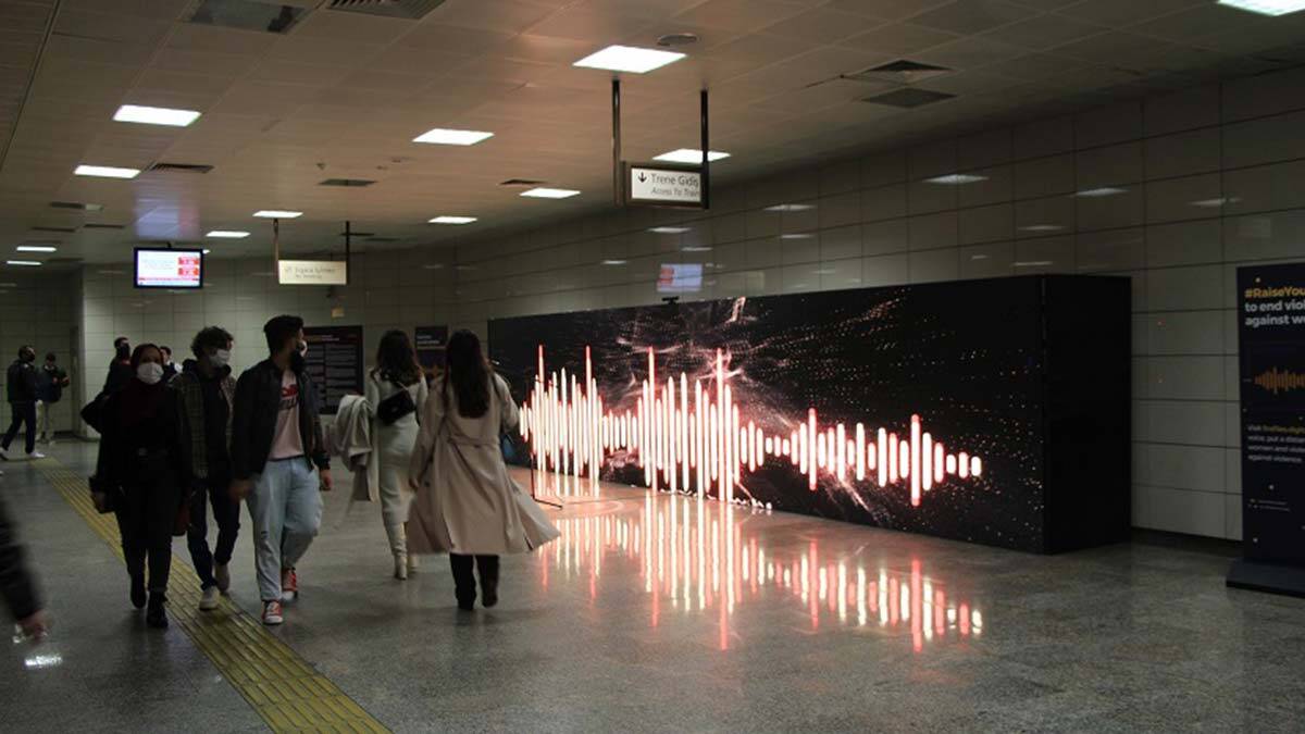 "Sergide, 12 sanatçının 10 farklı eseri bulunuyor. Işığı ve sesi kullanan eserler herkesi kadına yönelik şiddetle mücadeleye davet ediyor"