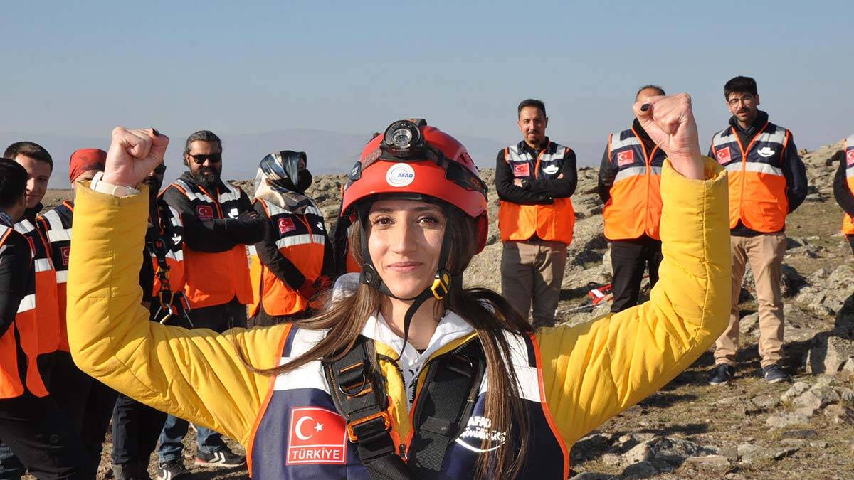 " Kayalıktan inmek başta çok zordu ama çok korkunç fakat alışıyorsun, öyle bir özgüven geliyor ki tekrar yapmak istiyorsun"