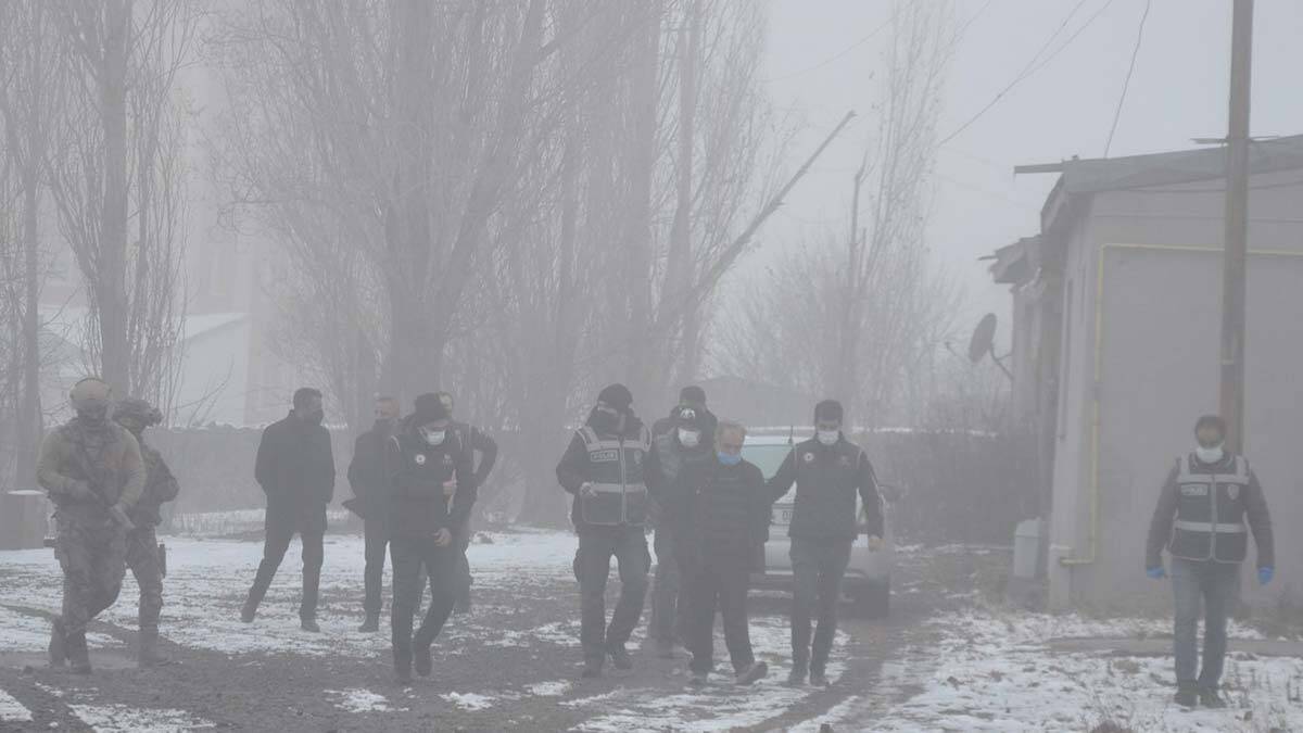 Şüphelilerin evlerinde yapılan aramalarda çok sayıda örgütsel doküman ve dijital materyal ele geçirilirdi. Şüpheliler, ifade işlemleri için emniyet müdürlüğüne götürüldü.