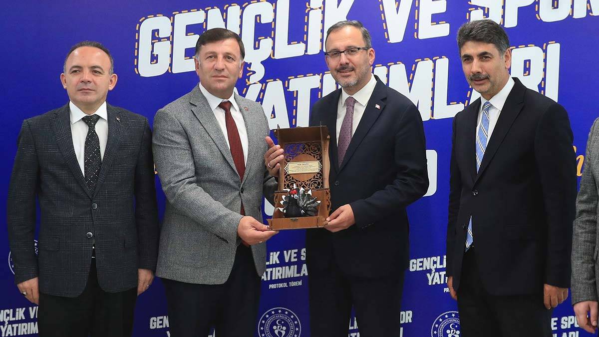 " İsteyen tüm öğrencilerimizi yurtlara yerleştirmenin mutluluğunu özellikle hissettiğimi belirtmek isterim "