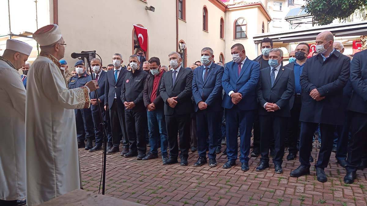 Soylu, namaz sonrası kayıp yakınları ile sohbet ederek başsağlığı dileğinde bulundu