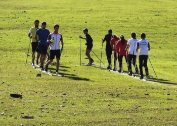 Kayak sporcuları çim üzerinde hazırlanıyor