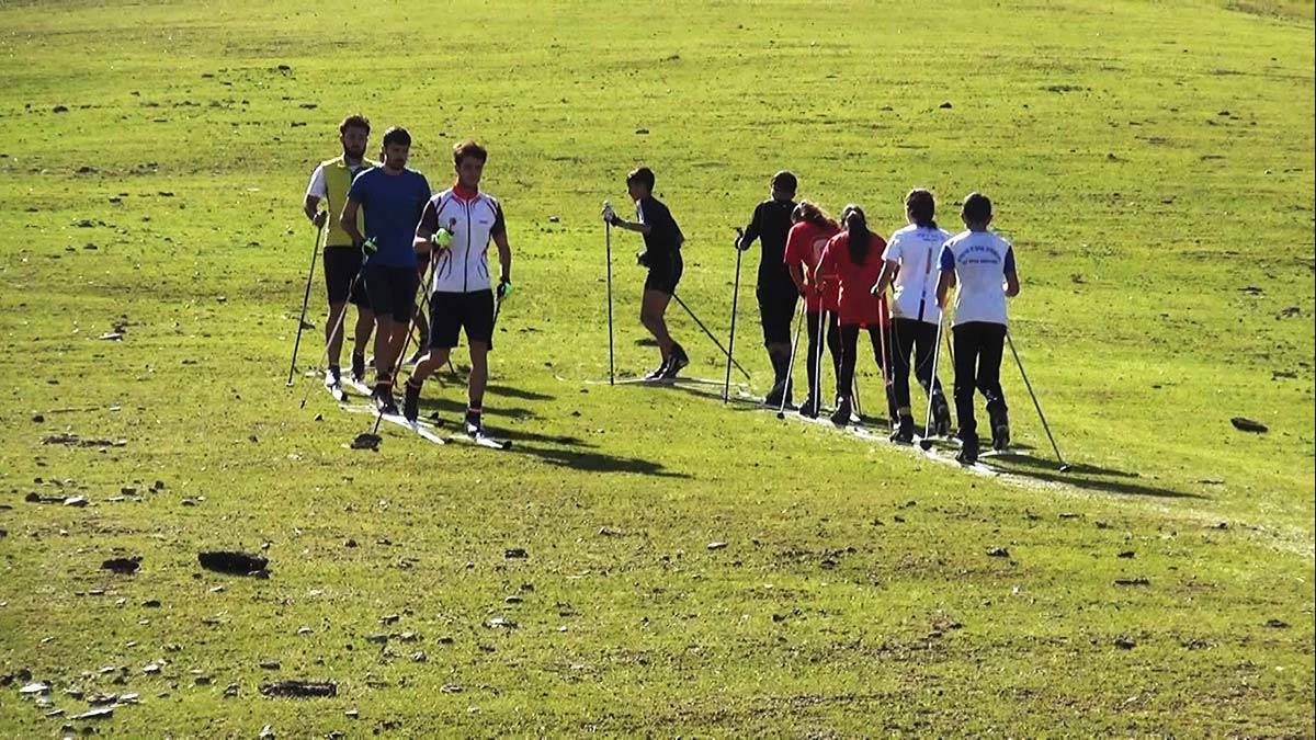 Kayak sporcuları çim üzerinde hazırlanıyor