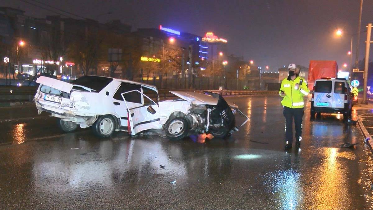 Kayganlaşan yolda araç kazası; ikiye ayrıldı