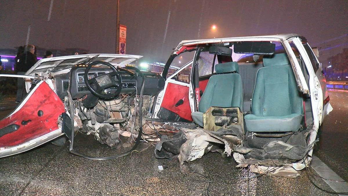 Kazada, araçtan fırlayan sürücü İrfan Balaban ile yanındaki İsmail A. yaralandı.