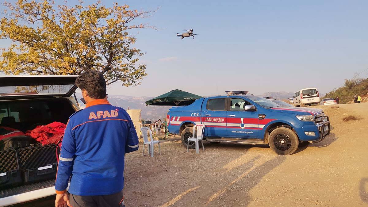Bugüne kadar küçük kızdan herhangi bir iz bulunamazken, jandarma ekipleri de ortaya atılan tüm iddiaları mercek altına alıyor.
